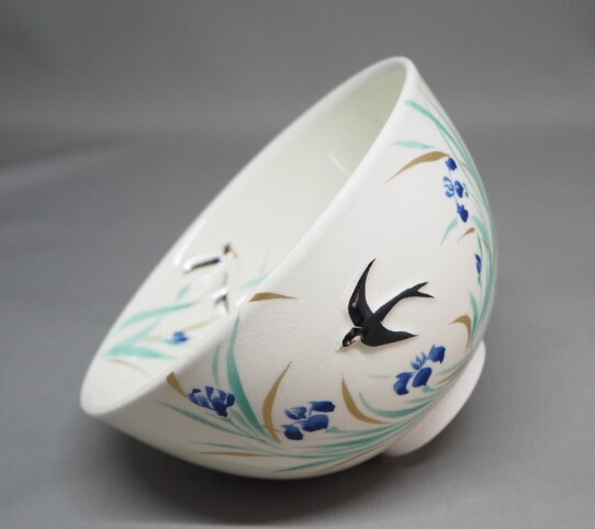 画像1: 浮彫　菖蒲に燕　茶碗