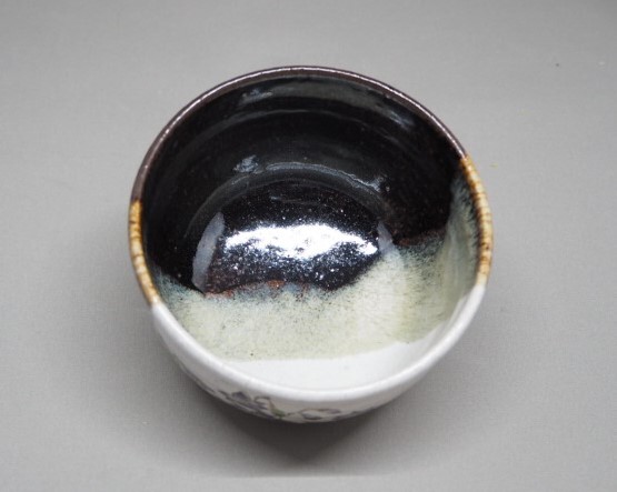 画像2: 灰釉掛分　黒百合絵茶碗